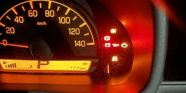 2026年版】水温警告灯が赤い！走っていい？修理費用と今すぐの対処法