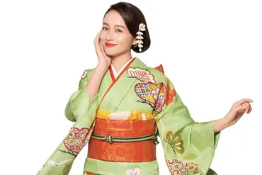 堀田真由さんのお正月は家族と手作りおせちを囲んで。きもの姿で華麗なターンも