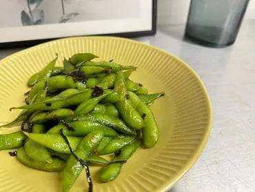 時短おかず】夫が3日連続リクエストした!2つの調味料を入れて焼くだけで枝豆が主役級のおかずになる!