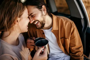 ガチで惚れてる証拠! 男性が本命女性にだけ見せる「本気のアプローチ」4つ
