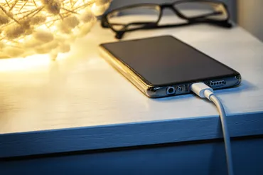 スマホを一晩中充電してはいけない。バッテリー寿命を延ばす4つの方法