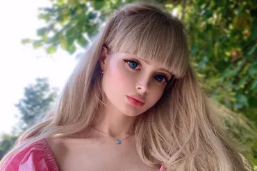 整形なし!(本人談)リアル・バービー人形と称されるロシア美女
