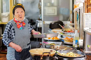 500円食べ放題「はっちゃん」食堂は心も満たす。田村はつゑさん85歳「儲けるためにやってるわけじゃない」〈おばちゃん力、ここにあり〉 ルポ・おばちゃん力、ここにあり