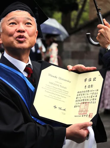 恵俊彰「最高の気分です」 早大大学院学位授与式