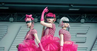 ドラマ『パリピ孔明』、八木莉可子ら演じるアイドルユニットAZALEAの歌唱映像解禁「ボイトレと楽器の練習を頑張りました」 – THE FIRST TIMES