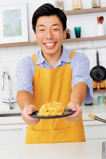 全卵+卵黄が黄金色の決め手!お笑い芸人・別府ともひこさんが作る「ハムとねぎの卵炒飯」レシピ (1/2)