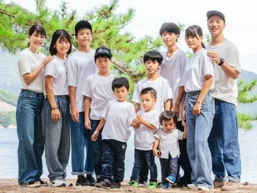 二女七男の9人の子どもを育てる大家族。赤ちゃんが回転しながらうまれてくる瞬間に立ち会い、きょうだいたちからは「かわいい~!」の歓声が