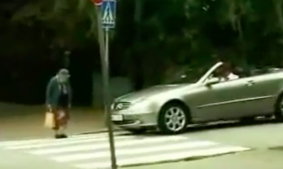 【衝撃】横断歩道を渡るおばあちゃん、クラクションを激しく鳴らして煽りまくる運転手を撃退！！