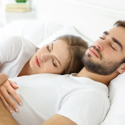 男性が寝る時に手を繋いでくる理由