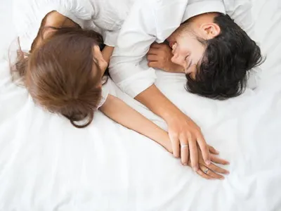 カップルが手を繋いで寝る意味と相性診断...お互いの深層心理とは...？